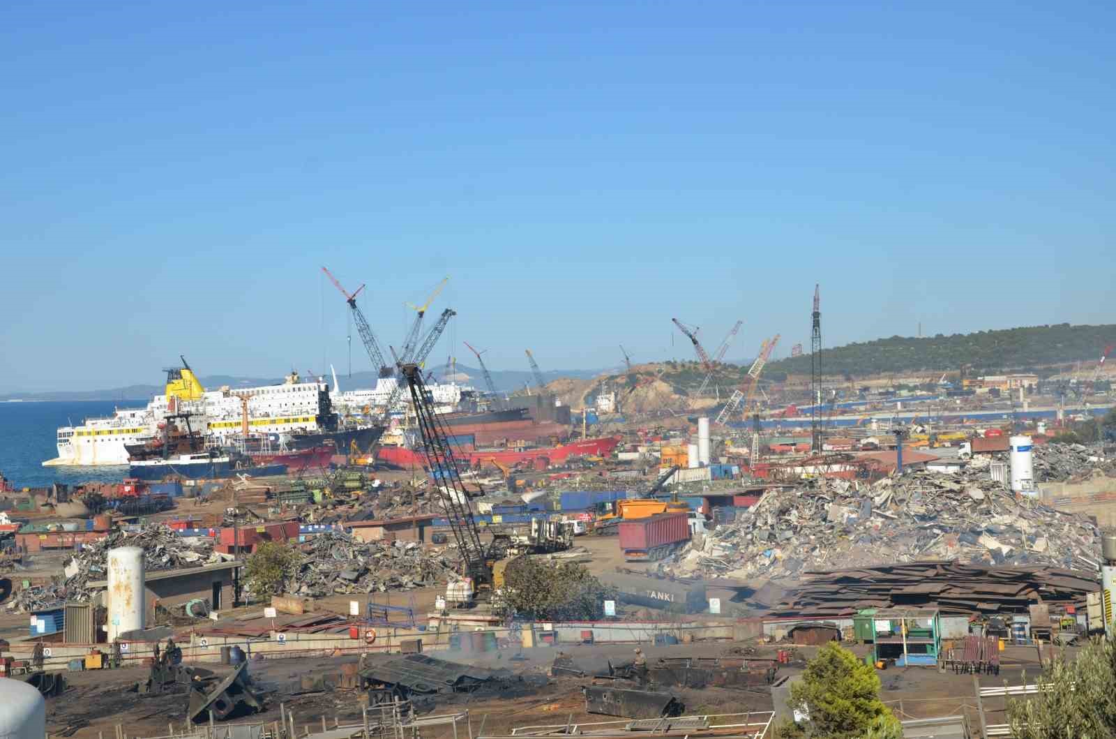 Aliağa Gemi Söküm Bölgesi’nde iş kazası: 1 işçi hayatını kaybetti
