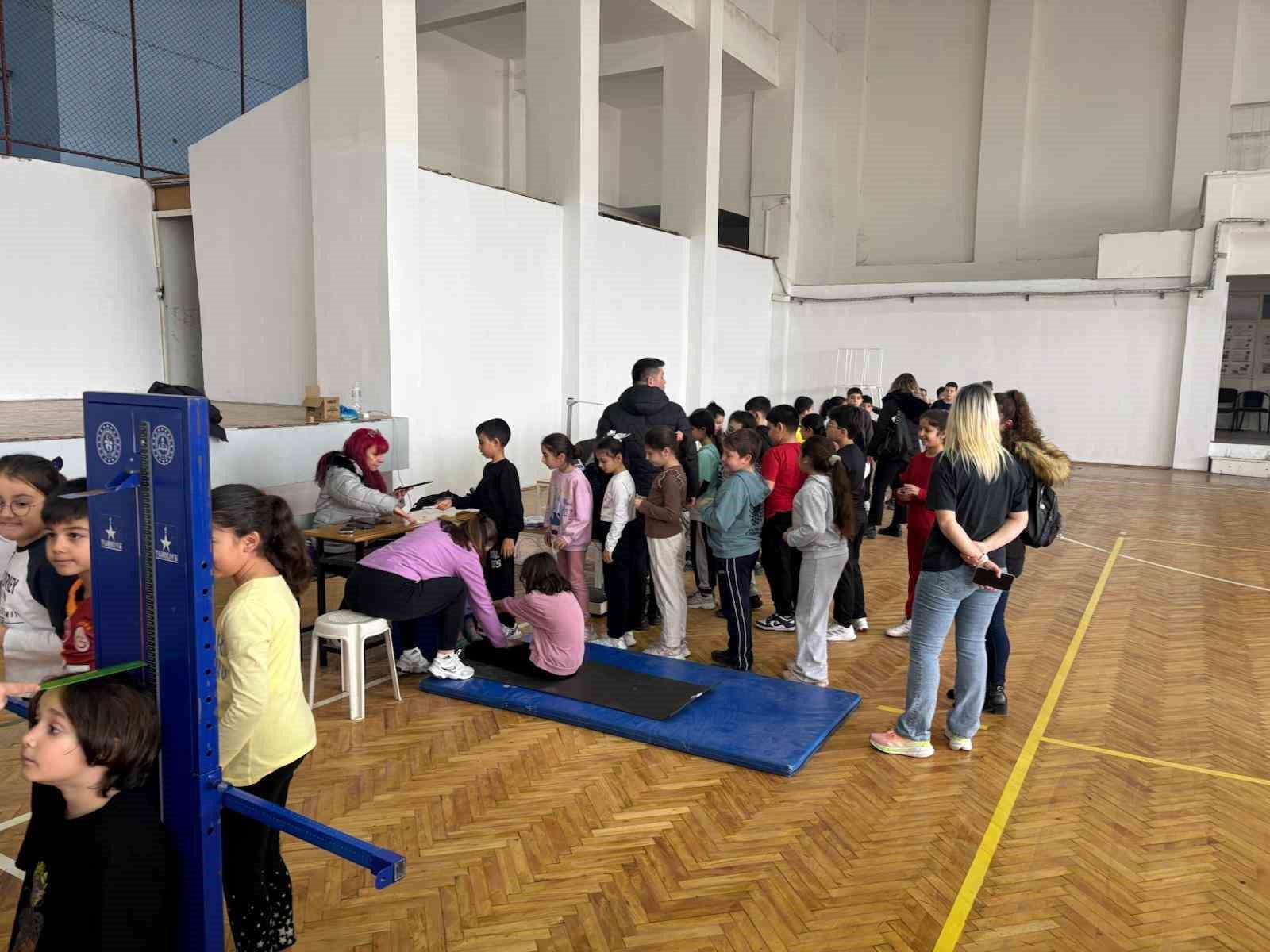 Aliağa’da bin 120 öğrenci sportif yetenek yaramasından geçti
