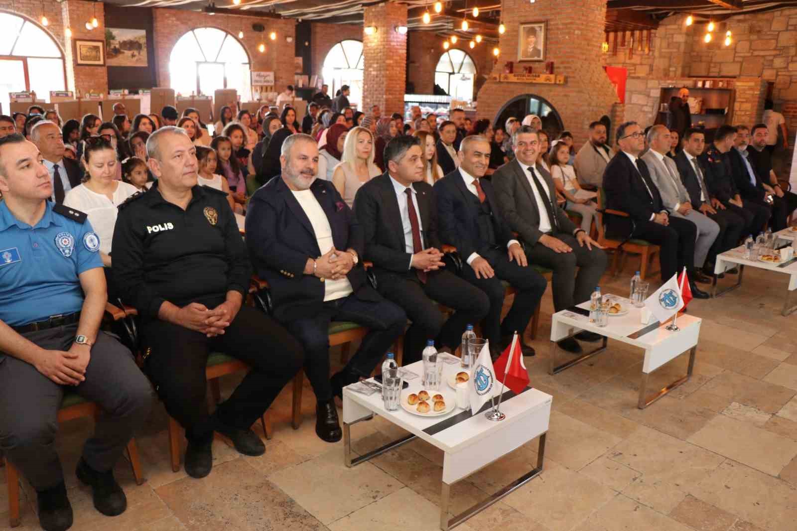 Aliağa’da deniz sevgisi temalı yarışmanın ödülleri sahiplerini buldu
