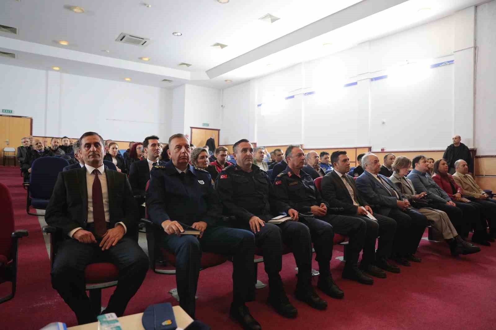 Aliağa’da ’İlçe Afet Müdahale Planı’ toplantısı gerçekleştirildi
Aliağa’da ’İlçe Afet Müdahale Planı’ toplantısı gerçekleştirildi