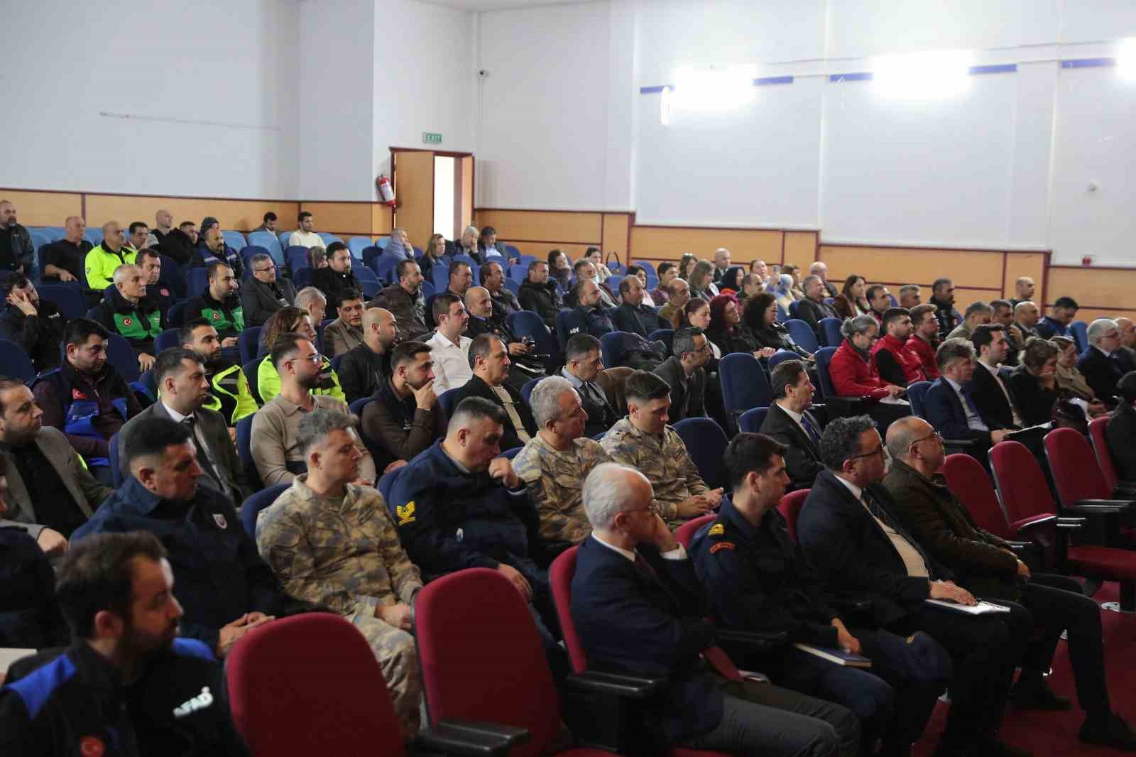 Aliağa’da ’İlçe Afet Müdahale Planı’ toplantısı gerçekleştirildi
Aliağa’da ’İlçe Afet Müdahale Planı’ toplantısı gerçekleştirildi
