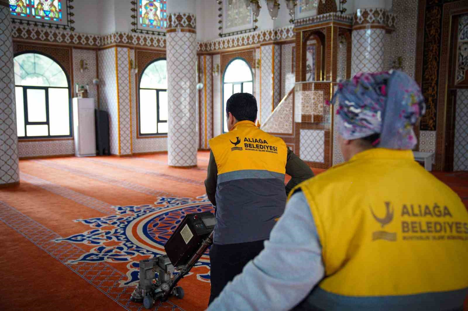 Aliağa’da Ramazan öncesi ibadethane temizliği
