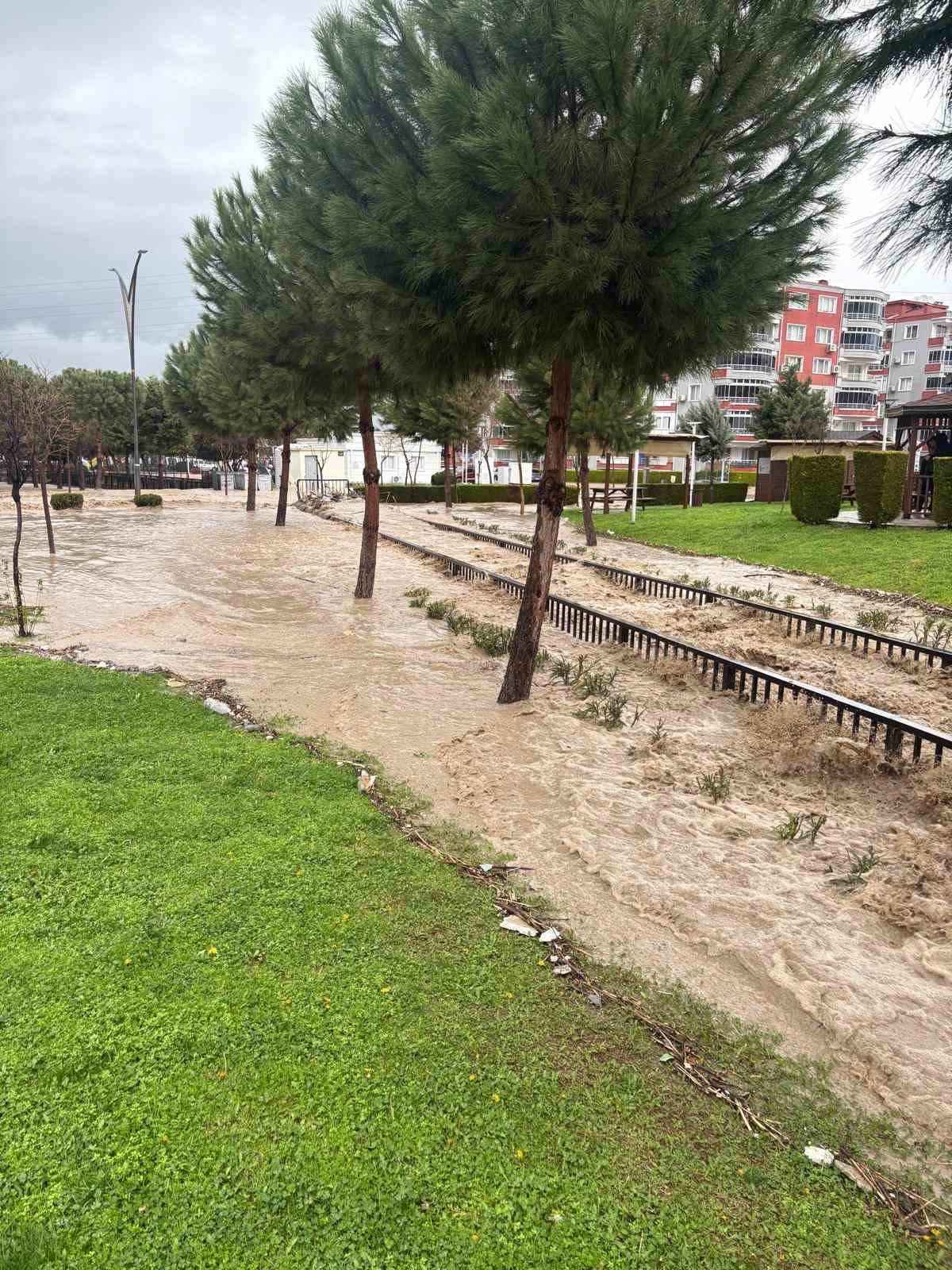 Aliağa’da sağanakla birlikte dere taştı, bir mahalle sular altında kaldı
