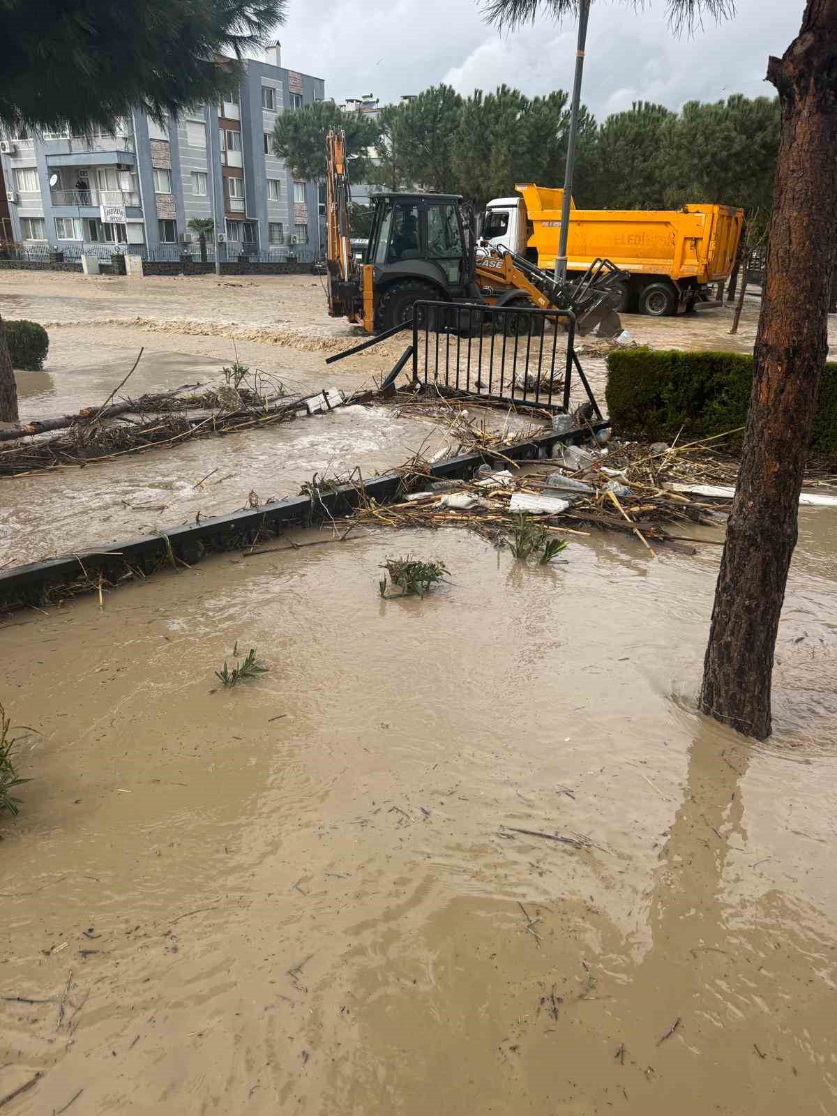 Aliağa’da sağanakla birlikte dere taştı, bir mahalle sular altında kaldı
