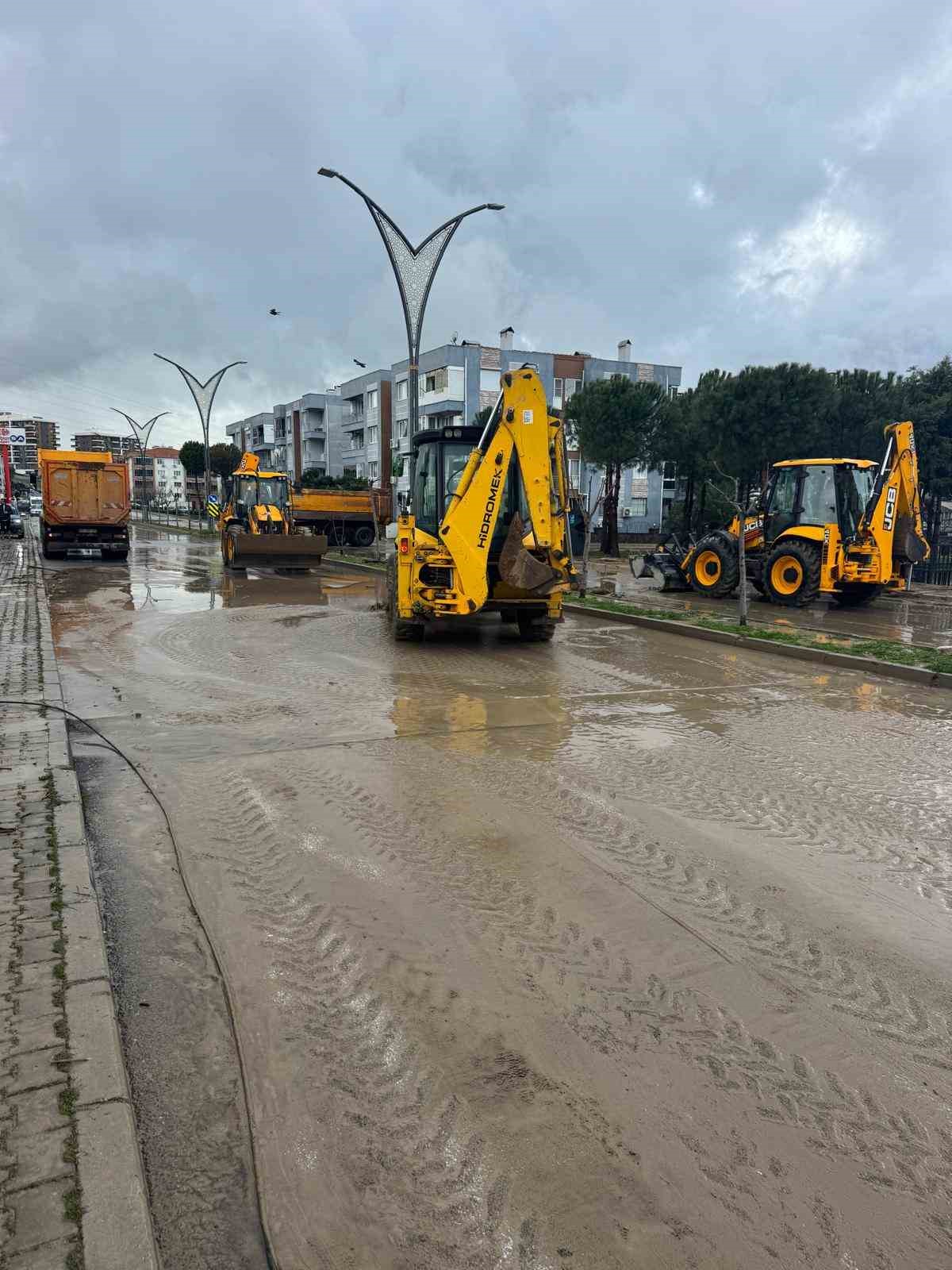 Aliağa’da sağanakla birlikte dere taştı, bir mahalle sular altında kaldı
