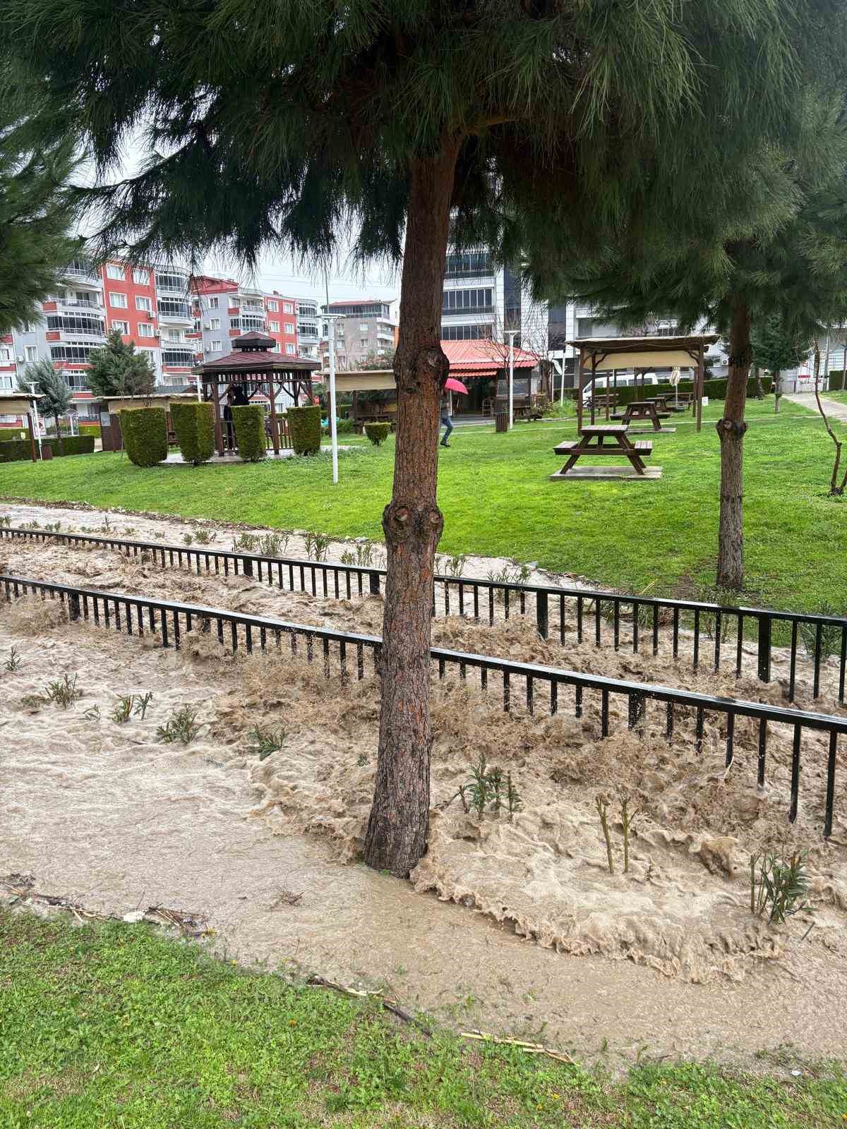Aliağa’da sağanakla birlikte dere taştı, bir mahalle sular altında kaldı
