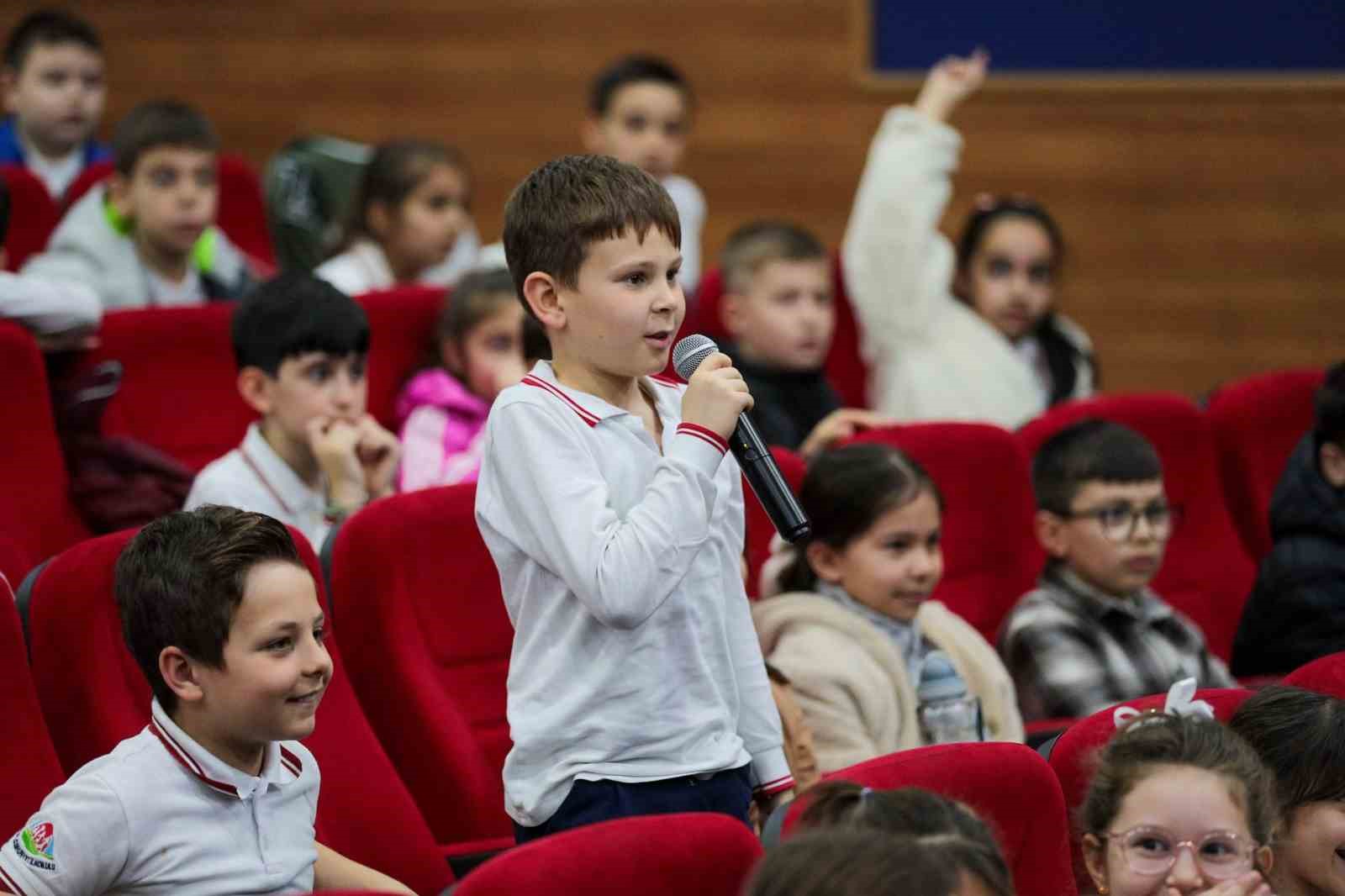 Aliağalı minikler belediye yönetimini yerinde öğrendi
