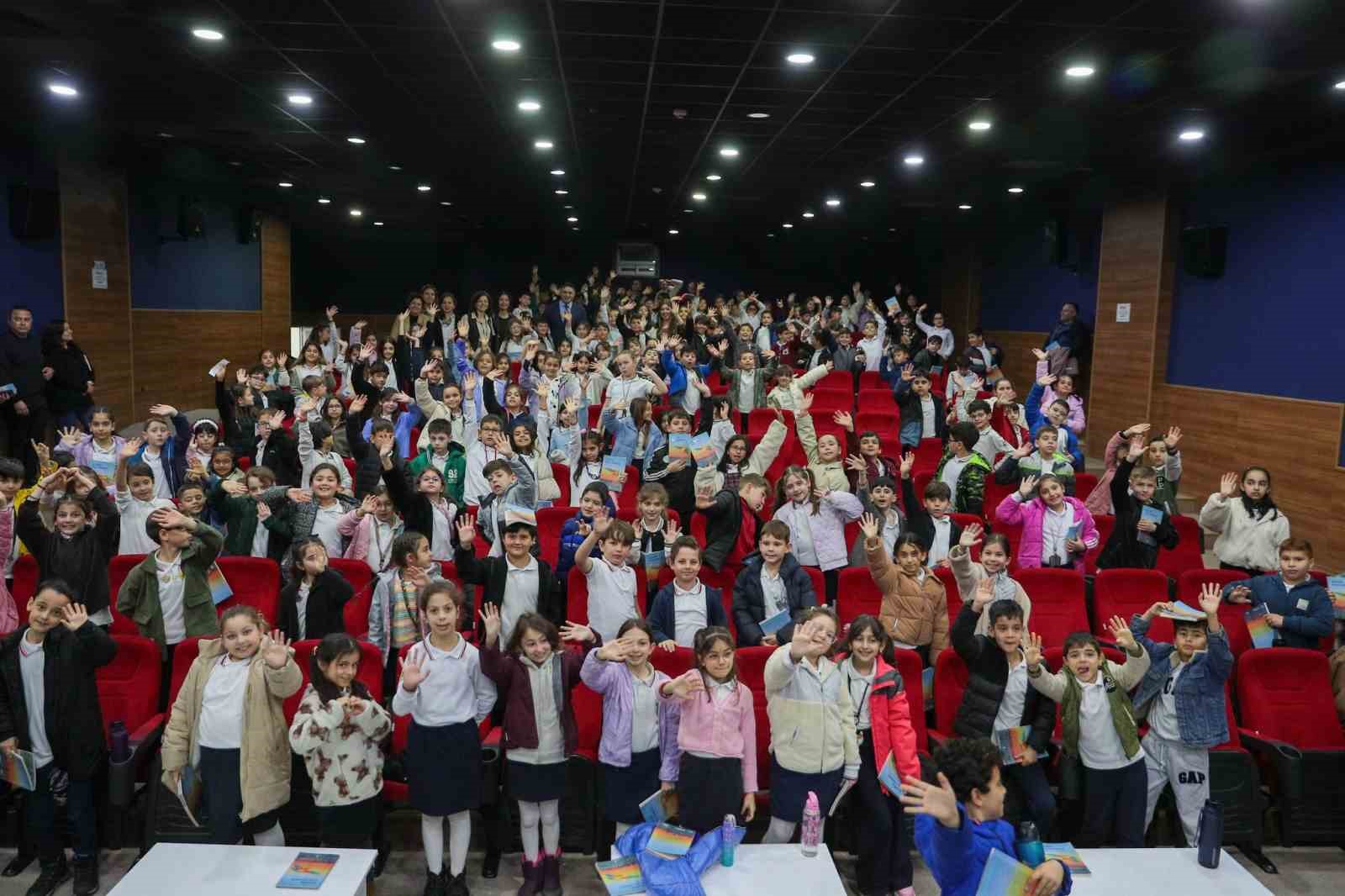 Aliağalı minikler belediye yönetimini yerinde öğrendi
