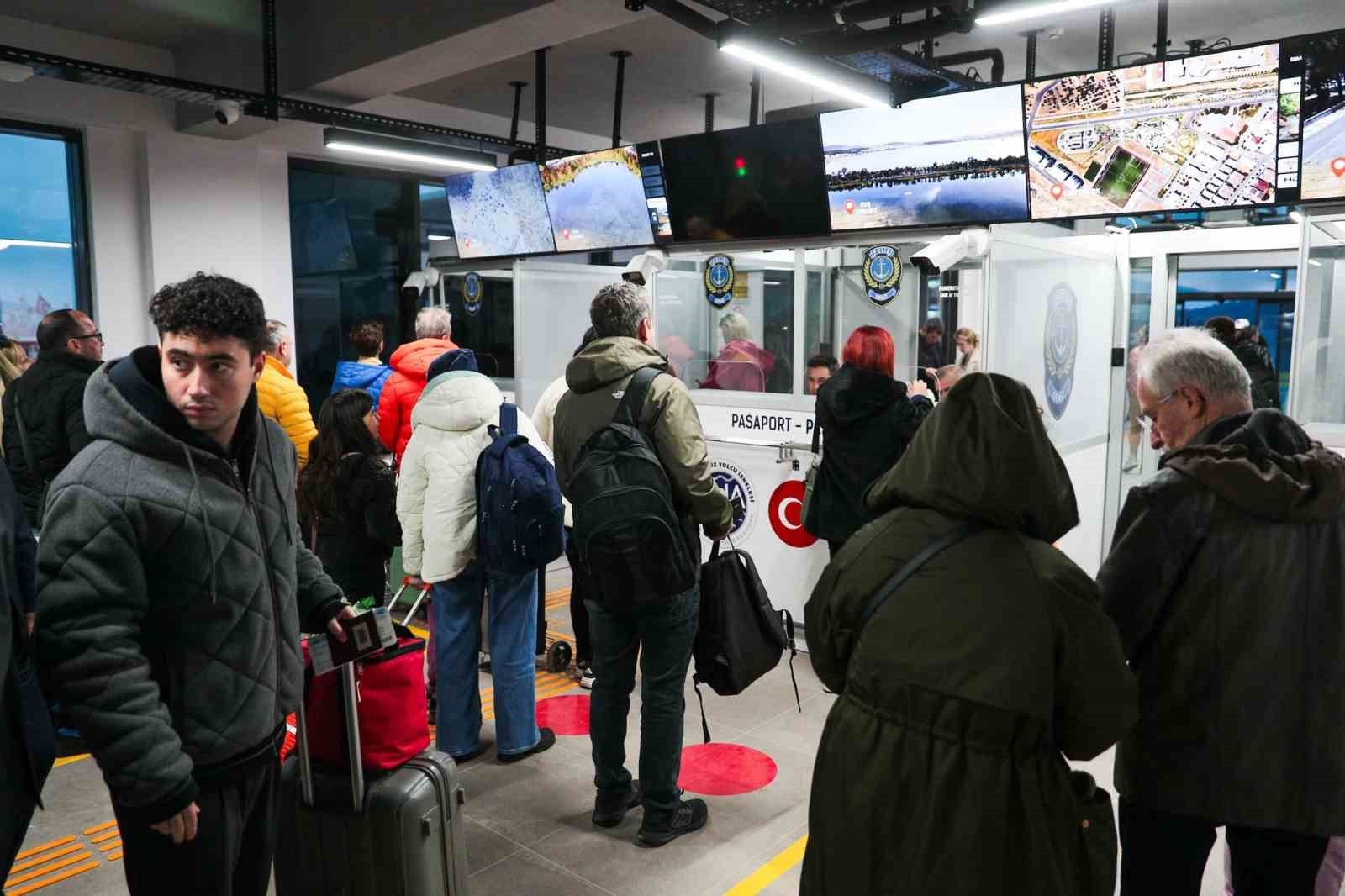 Aliaport Deniz Yolcu İskelesi’nde ilk sefer yapıldı
