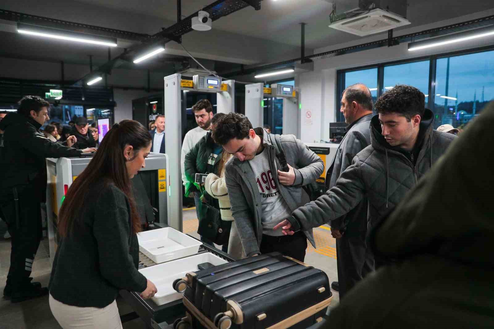 Aliaport Deniz Yolcu İskelesi’nde ilk sefer yapıldı
