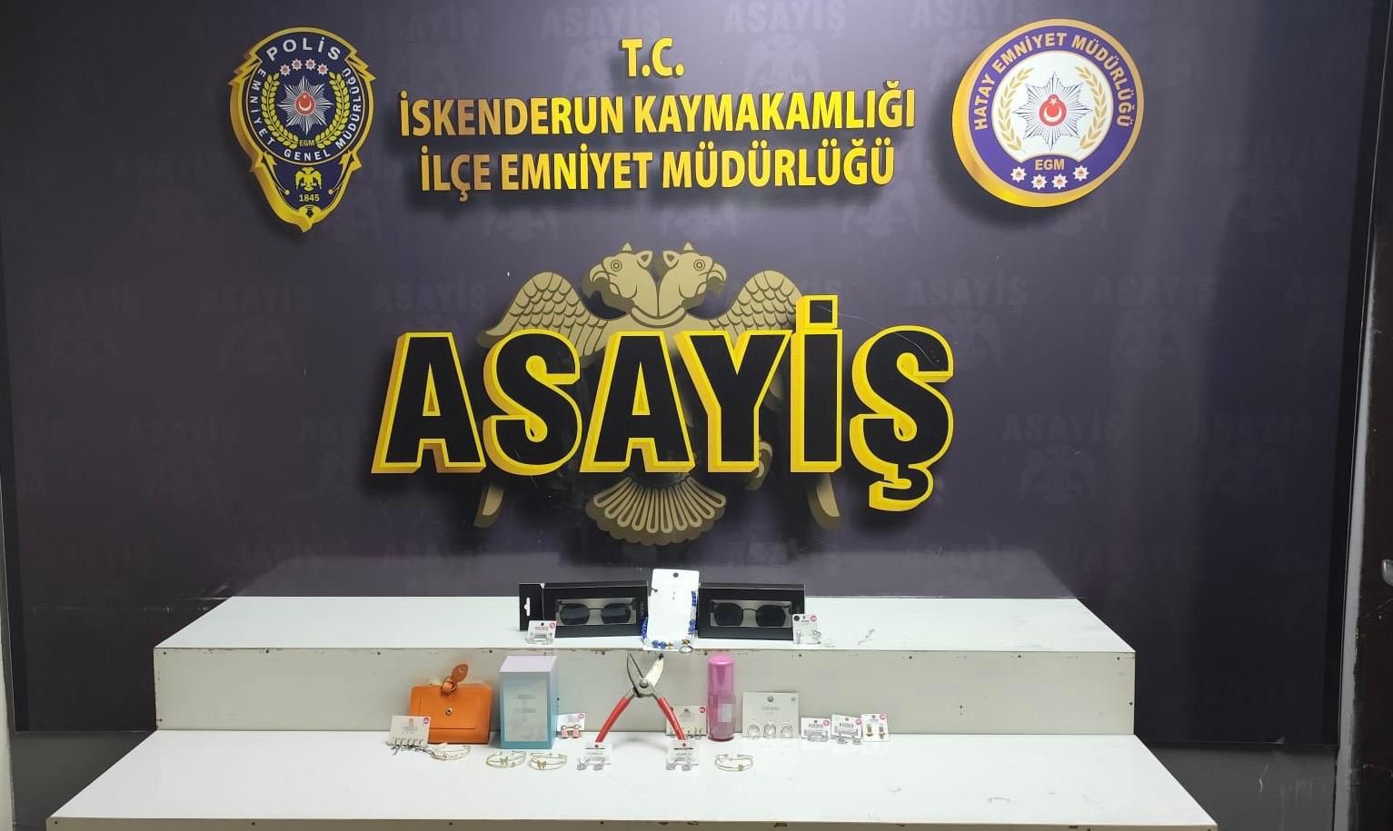 Alışveriş merkezinde çocuğunun yanında hırsızlık yapan kadın kamerada
