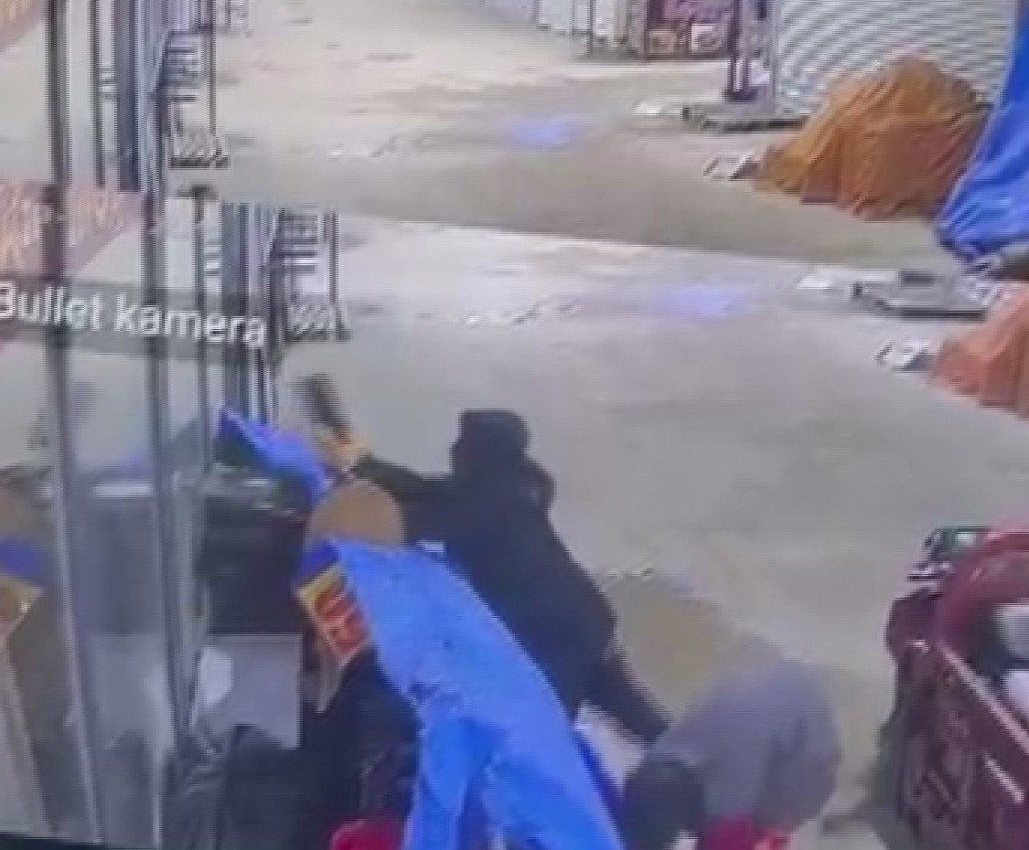 Alışveriş yaparcasına numaralarına bakarak 50 bin TL’lik ayakkabıları çaldılar
Alışveriş yaparcasına numaralarına bakarak 50 bin TL’lik ayakkabıları çaldılar