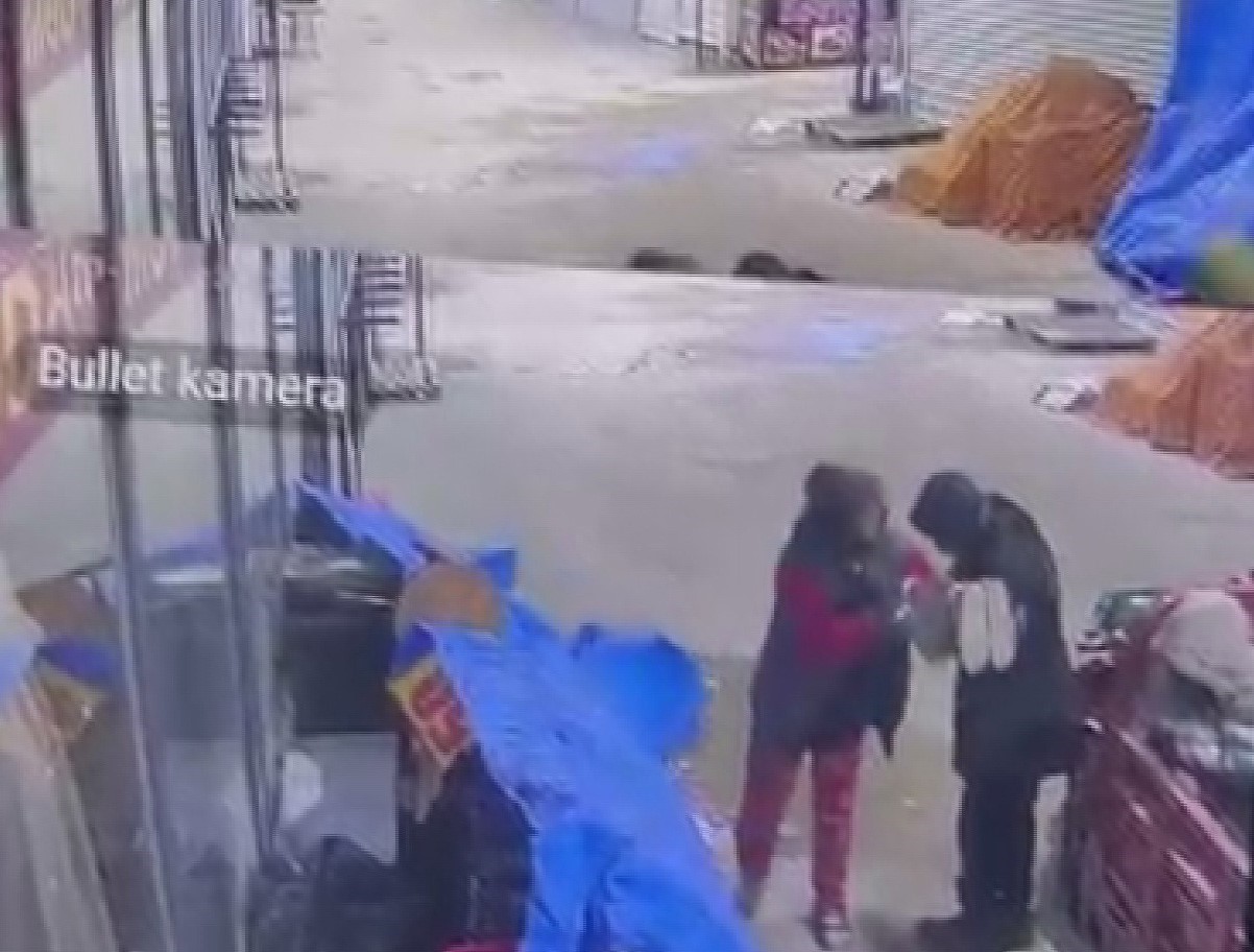 Alışveriş yaparcasına numaralarına bakarak 50 bin TL’lik ayakkabıları çaldılar
Alışveriş yaparcasına numaralarına bakarak 50 bin TL’lik ayakkabıları çaldılar