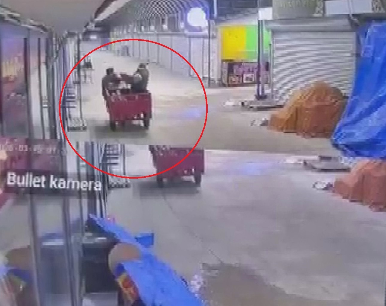 Alışveriş yaparcasına numaralarına bakarak 50 bin TL’lik ayakkabıları çaldılar
Alışveriş yaparcasına numaralarına bakarak 50 bin TL’lik ayakkabıları çaldılar