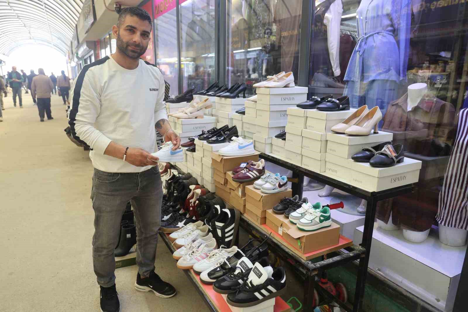 Alışveriş yaparcasına numaralarına bakarak 50 bin TL’lik ayakkabıları çaldılar
Alışveriş yaparcasına numaralarına bakarak 50 bin TL’lik ayakkabıları çaldılar