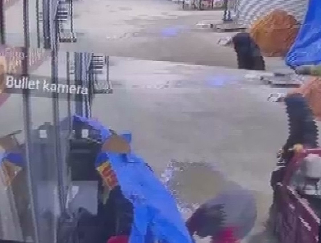 Alışveriş yaparcasına numaralarına bakarak 50 bin TL’lik ayakkabıları çaldılar
Alışveriş yaparcasına numaralarına bakarak 50 bin TL’lik ayakkabıları çaldılar