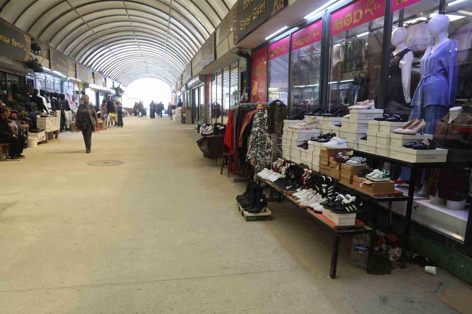 Alışveriş yaparcasına numaralarına bakarak 50 bin TL’lik ayakkabıları çaldılar
Alışveriş yaparcasına numaralarına bakarak 50 bin TL’lik ayakkabıları çaldılar