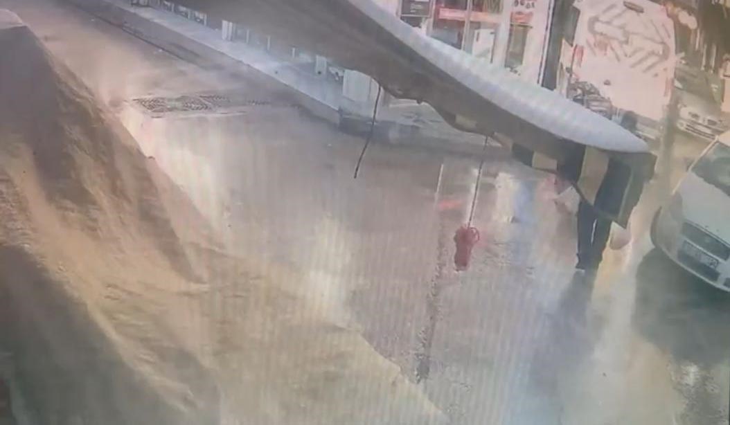 Alışveriş yaptıktan sonra otomobilin altında kaldı
