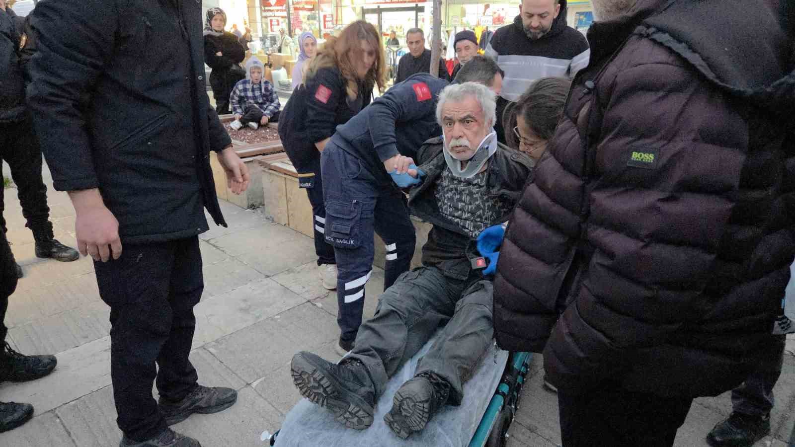 Alkol komasına giren adam banktan yere yığıldı
