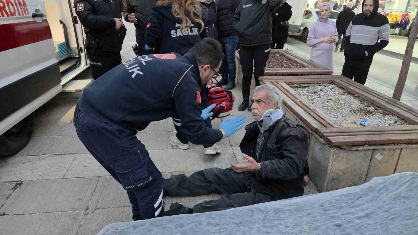 Alkol komasına giren adam banktan yere yığıldı
