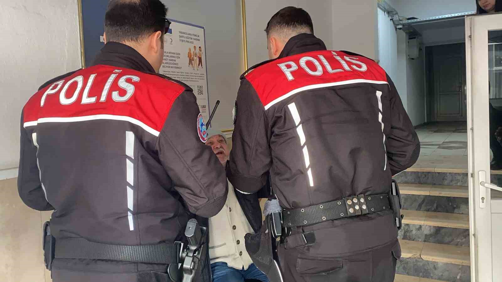 Alkollü bir vatandaş, yardım aldığı vakıfta olay çıkardı
Alkollü bir vatandaş, yardım aldığı vakıfta olay çıkardı