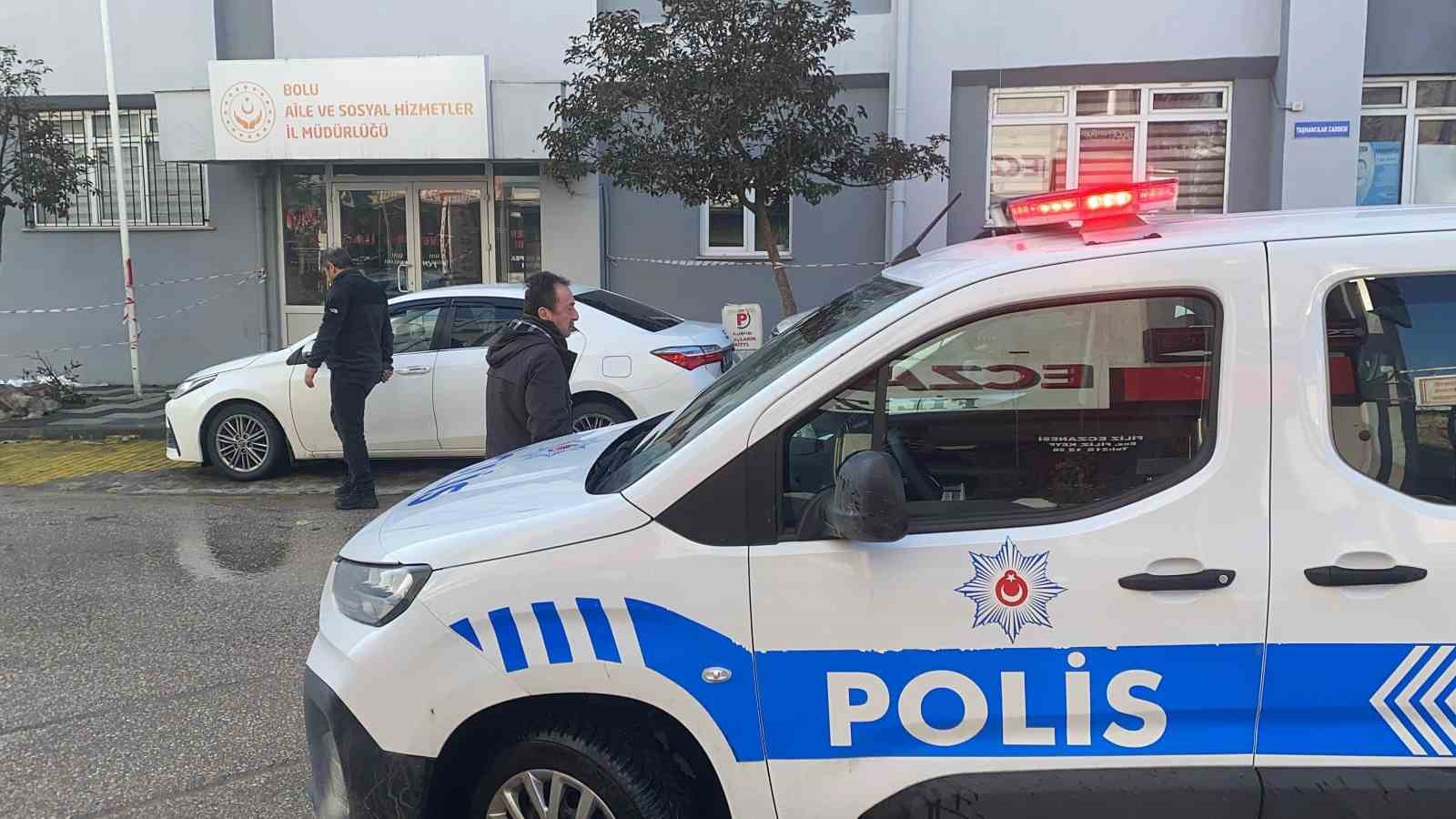 Alkollü bir vatandaş, yardım aldığı vakıfta olay çıkardı
Alkollü bir vatandaş, yardım aldığı vakıfta olay çıkardı