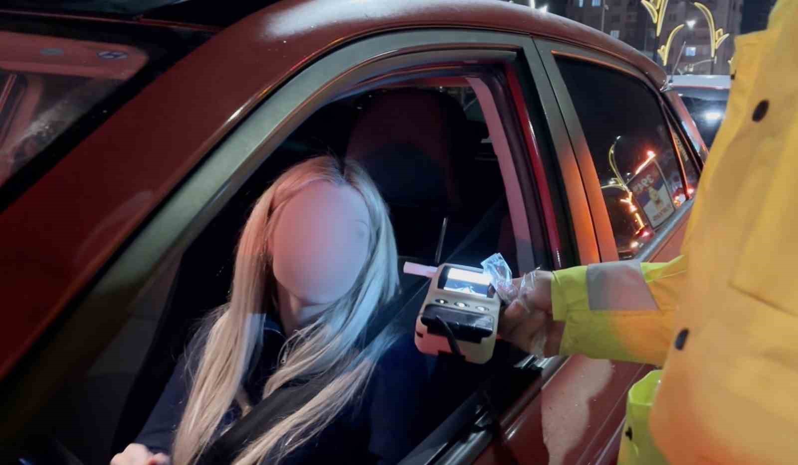 Alkollü kadın sürücünün ehliyetine el konuldu
