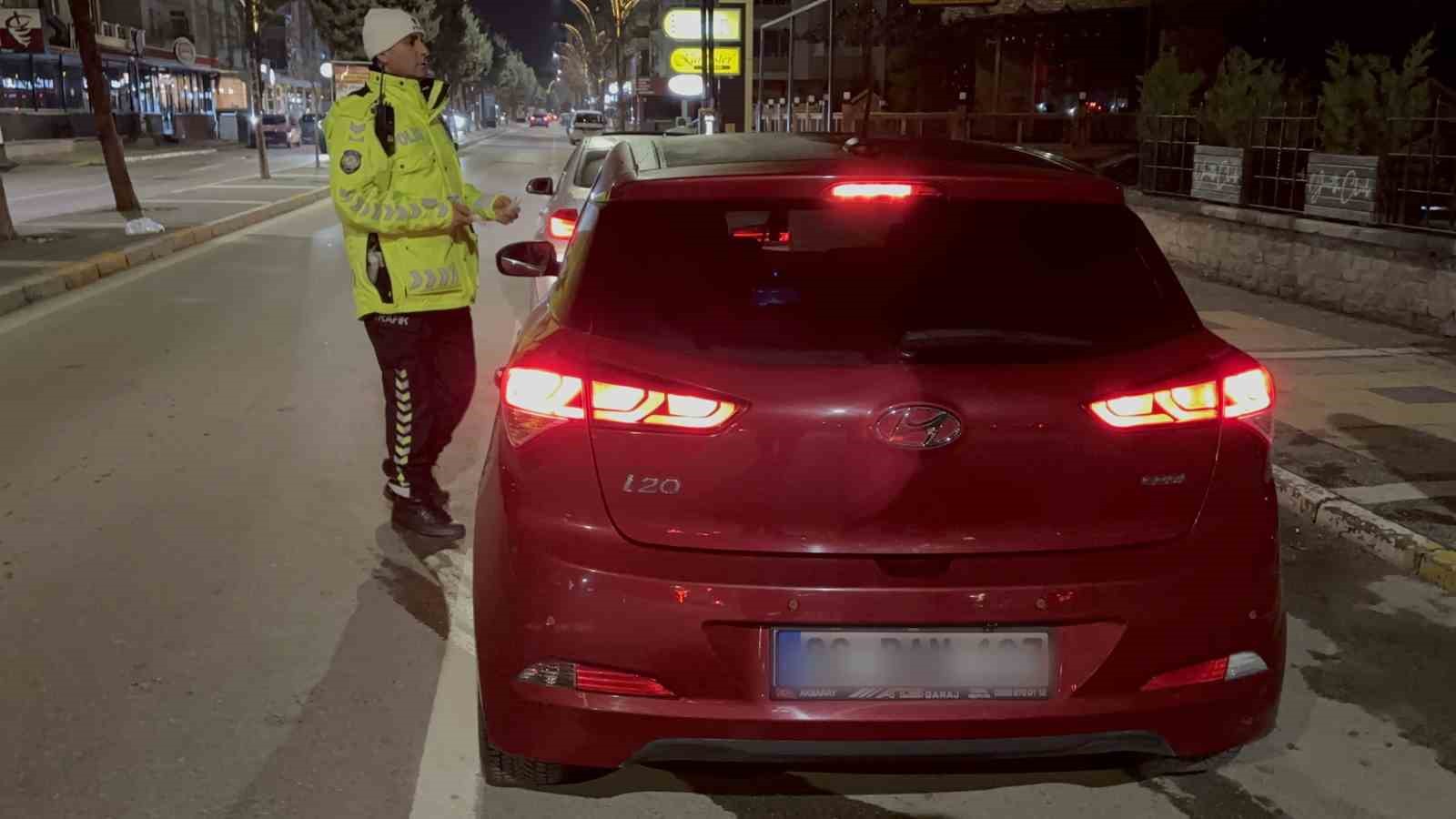 Alkollü kadın sürücünün ehliyetine el konuldu
