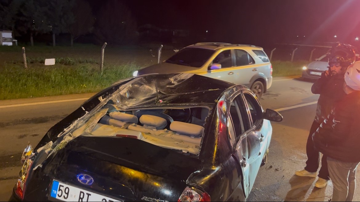 Alkollü otomobil sürücüsü önce ağaca, ardından tabelaya çarparak karşı şeride geçti
