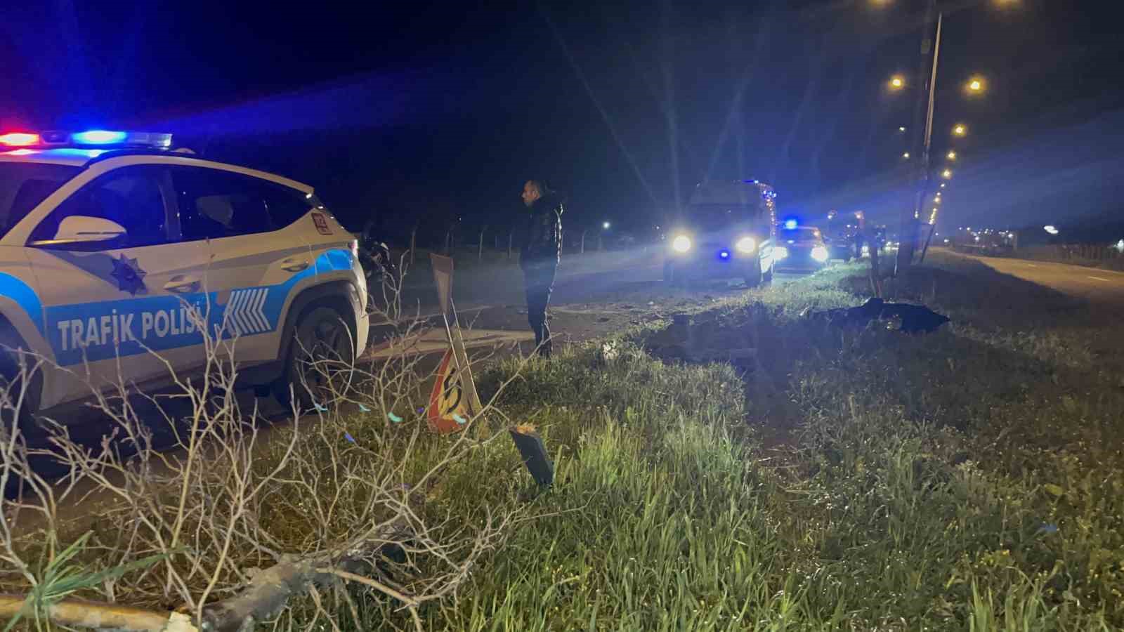 Alkollü otomobil sürücüsü önce ağaca, ardından tabelaya çarparak karşı şeride geçti
