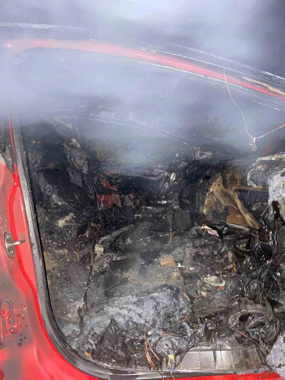 Alkollü sürücü bariyerlere çarptı, araç alev aldı
