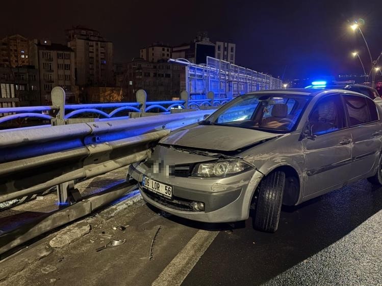 Alkollü sürücü bariyerlere girdi: 25 bin TL ceza yazıldı
