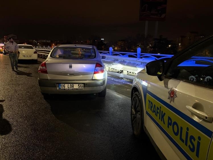 Alkollü sürücü bariyerlere girdi: 25 bin TL ceza yazıldı
