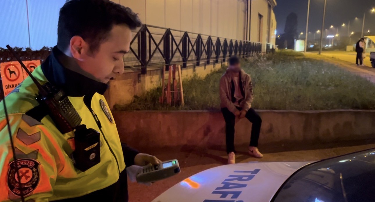 Alkollü sürücü ehliyeti kaptırınca ağladı
