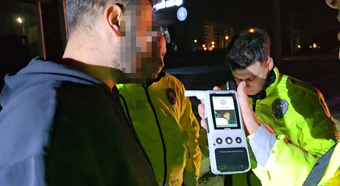 Alkollü sürücü kaza yaptı, yaralanan eşini suçladı: "Eşimle kavga ettik, direksiyonu kırdı"
