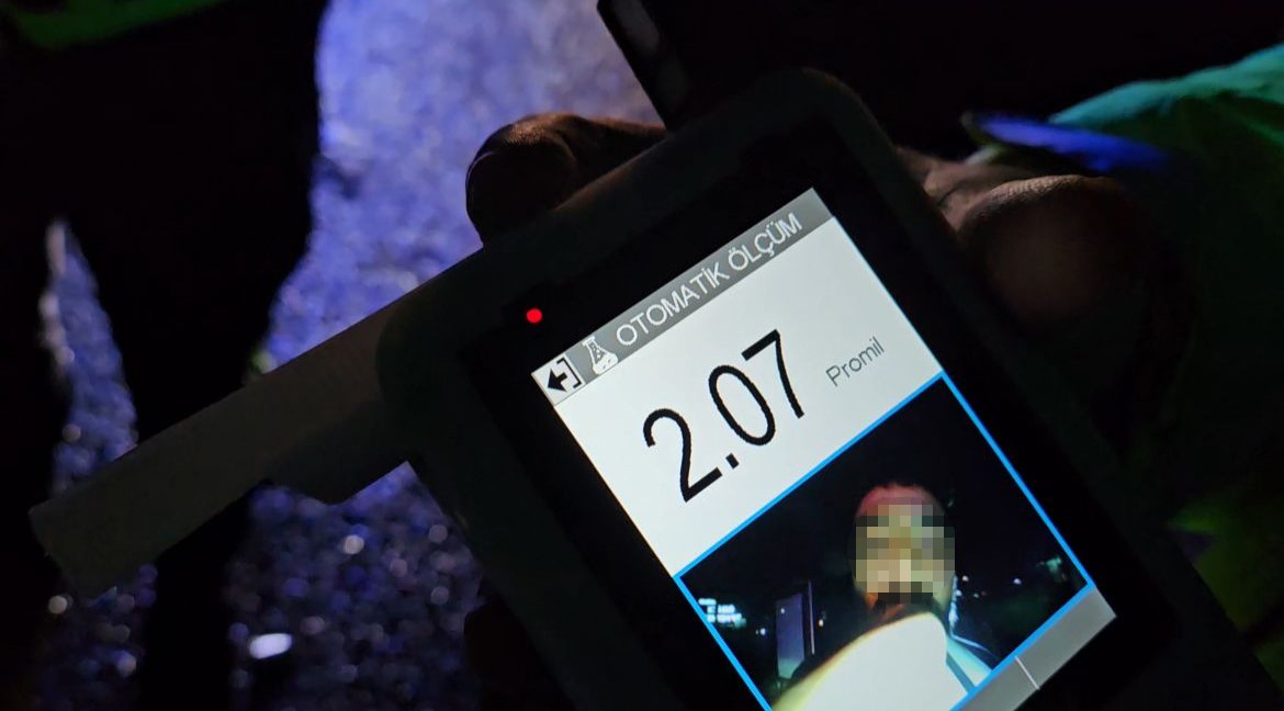 Alkollü sürücü kaza yaptı, yaralanan eşini suçladı: "Eşimle kavga ettik, direksiyonu kırdı"
