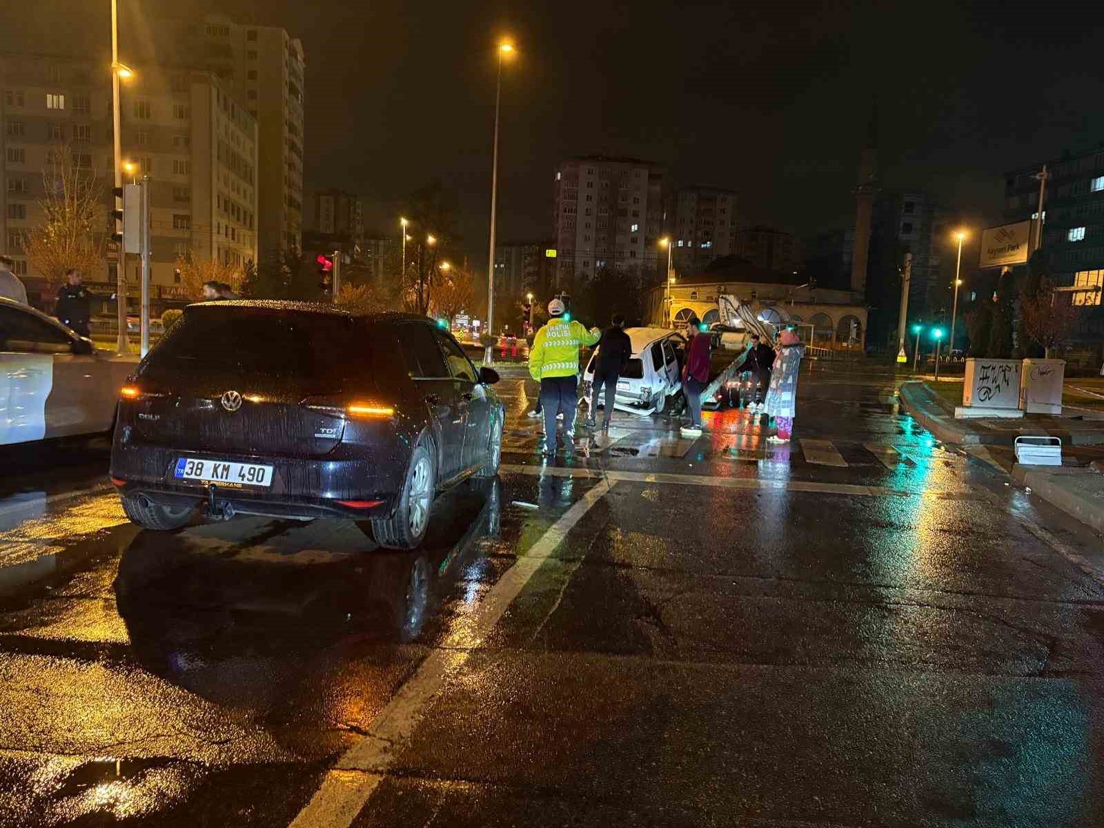 Alkollü sürücü kırmızı ışıkta bekleyen otomobile çarptı: 1 yaralı

