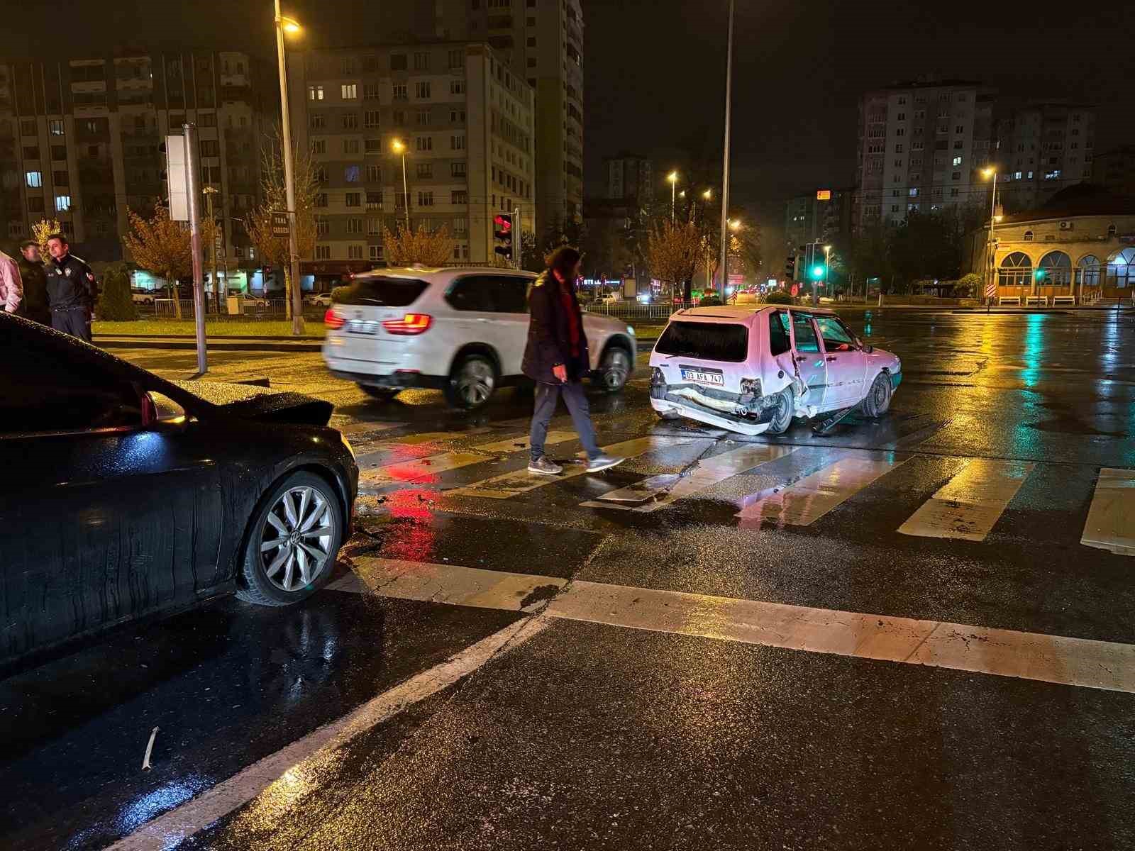 Alkollü sürücü kırmızı ışıkta bekleyen otomobile çarptı: 1 yaralı
