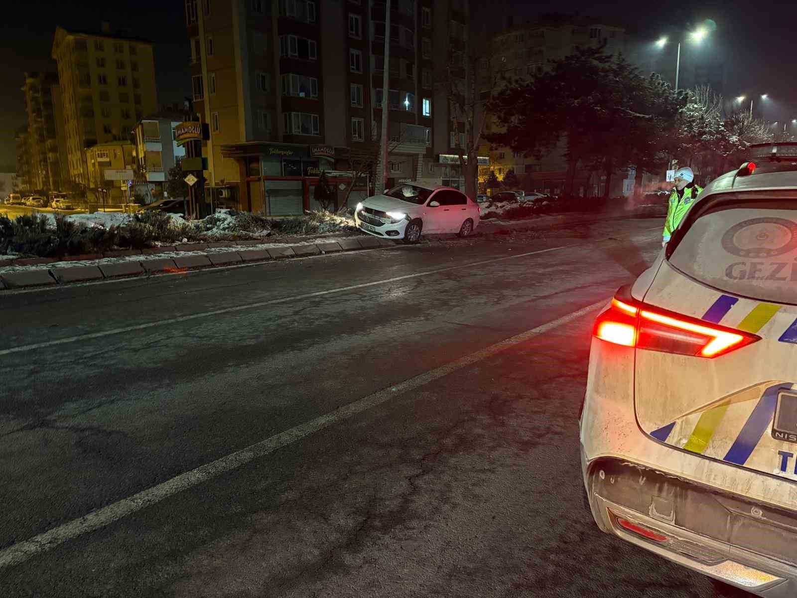 Alkollü sürücü önce ağacı devirdi ardından aydınlatma direğine çarptı
