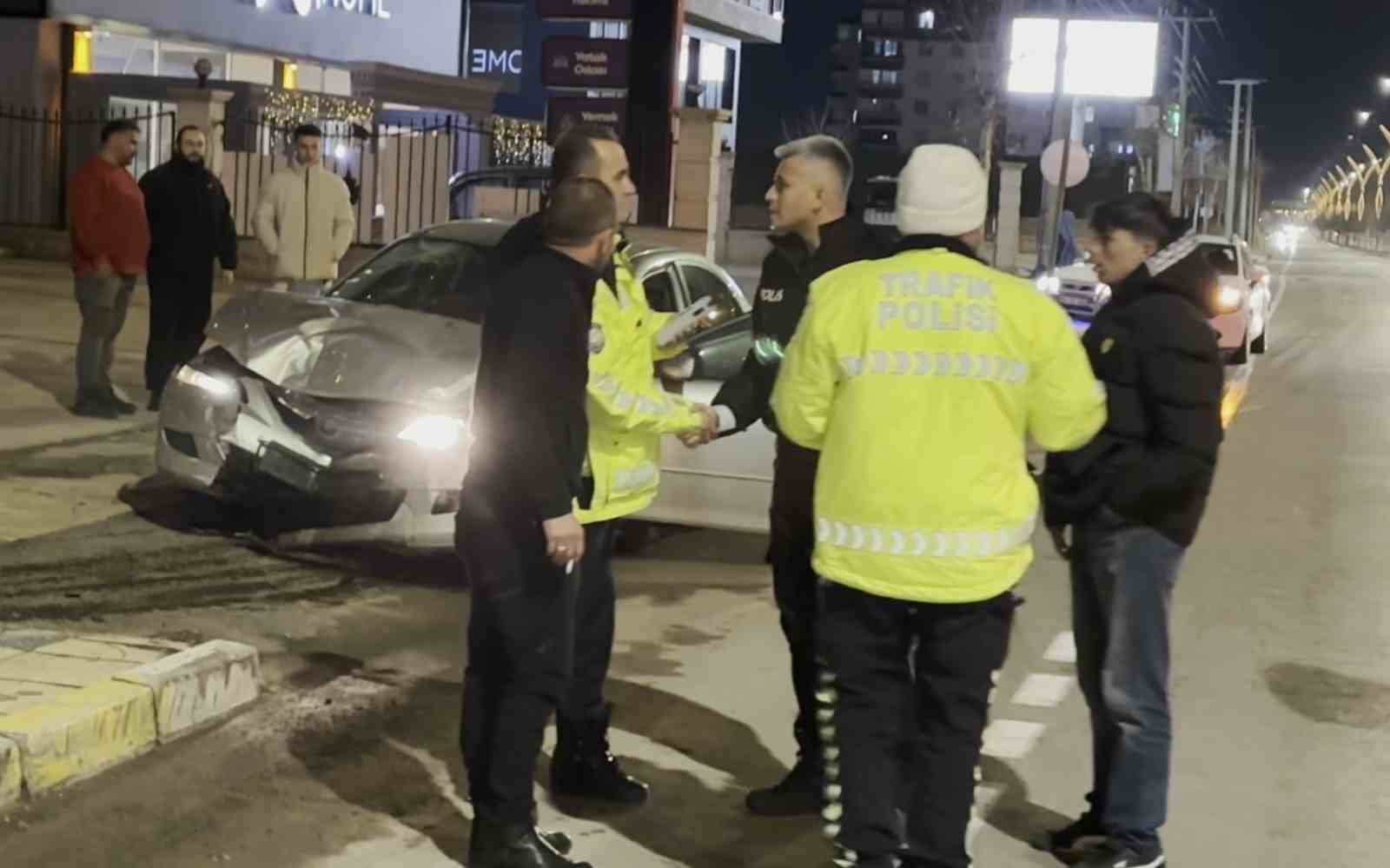 Alkollü sürücü önündeki araca çarptı: 6 yaralı
