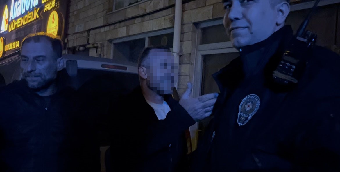 Alkollü sürücü ortalığı karıştırdı: Vatandaşı polis sandı, araç sahiplerini teselli etti
Alkollü sürücü ortalığı karıştırdı: Vatandaşı polis sandı, araç sahiplerini teselli etti