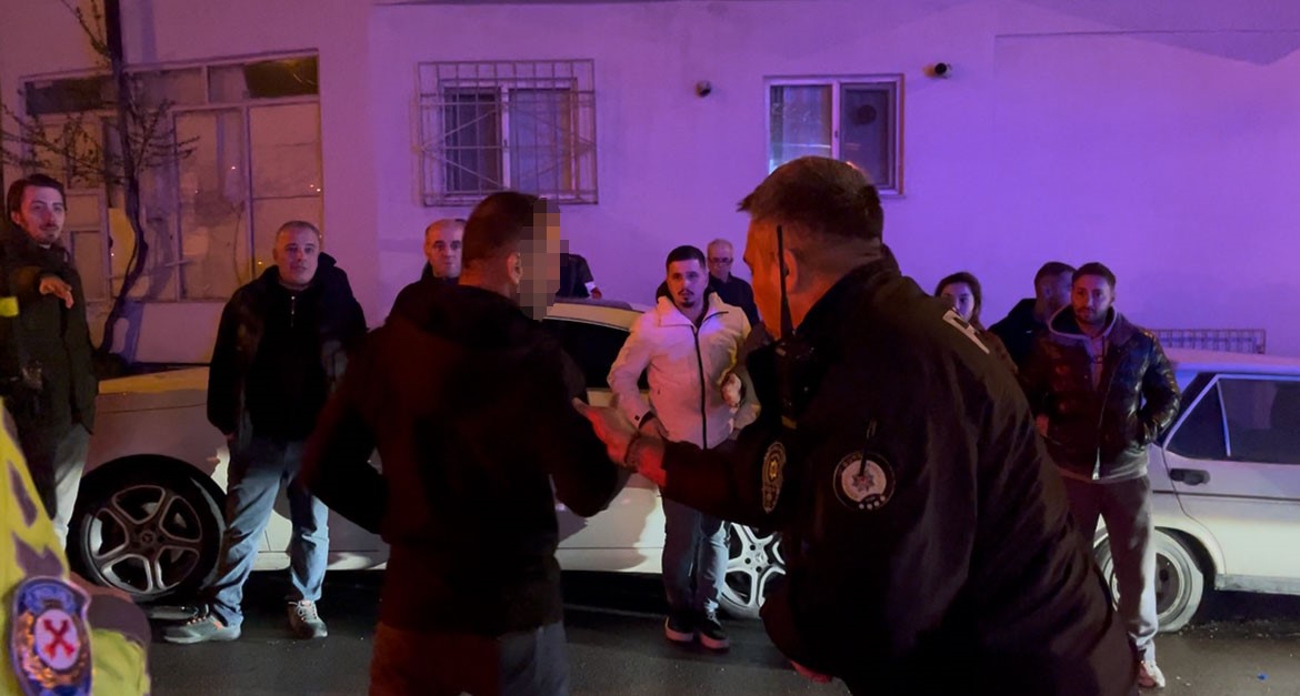 Alkollü sürücü ortalığı karıştırdı: Vatandaşı polis sandı, araç sahiplerini teselli etti
Alkollü sürücü ortalığı karıştırdı: Vatandaşı polis sandı, araç sahiplerini teselli etti