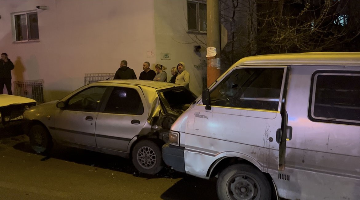 Alkollü sürücü ortalığı karıştırdı: Vatandaşı polis sandı, araç sahiplerini teselli etti
Alkollü sürücü ortalığı karıştırdı: Vatandaşı polis sandı, araç sahiplerini teselli etti
