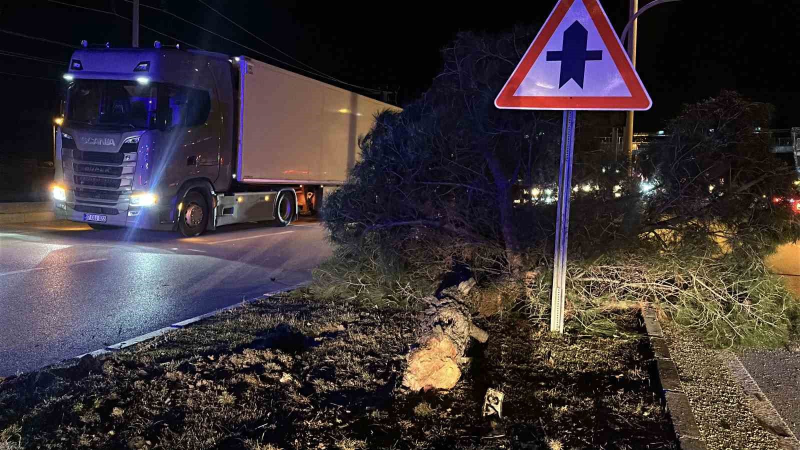 Alkollü sürücü ortalığı savaş alanına çevirdi: 2 yaralı
