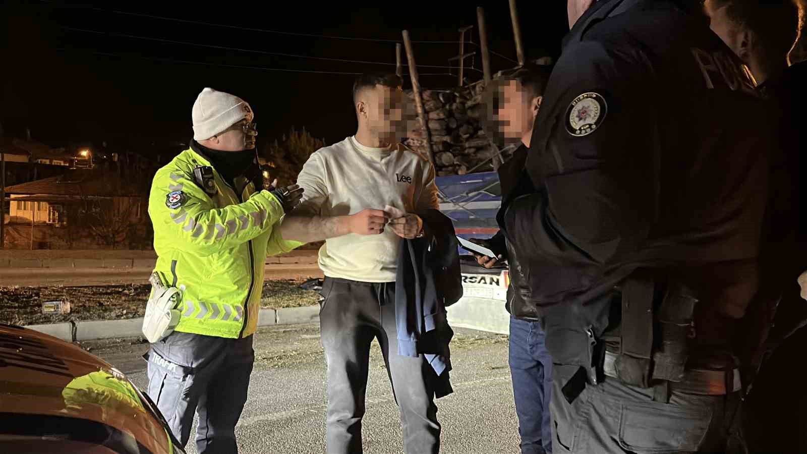 Alkollü sürücü ortalığı savaş alanına çevirdi: 2 yaralı
