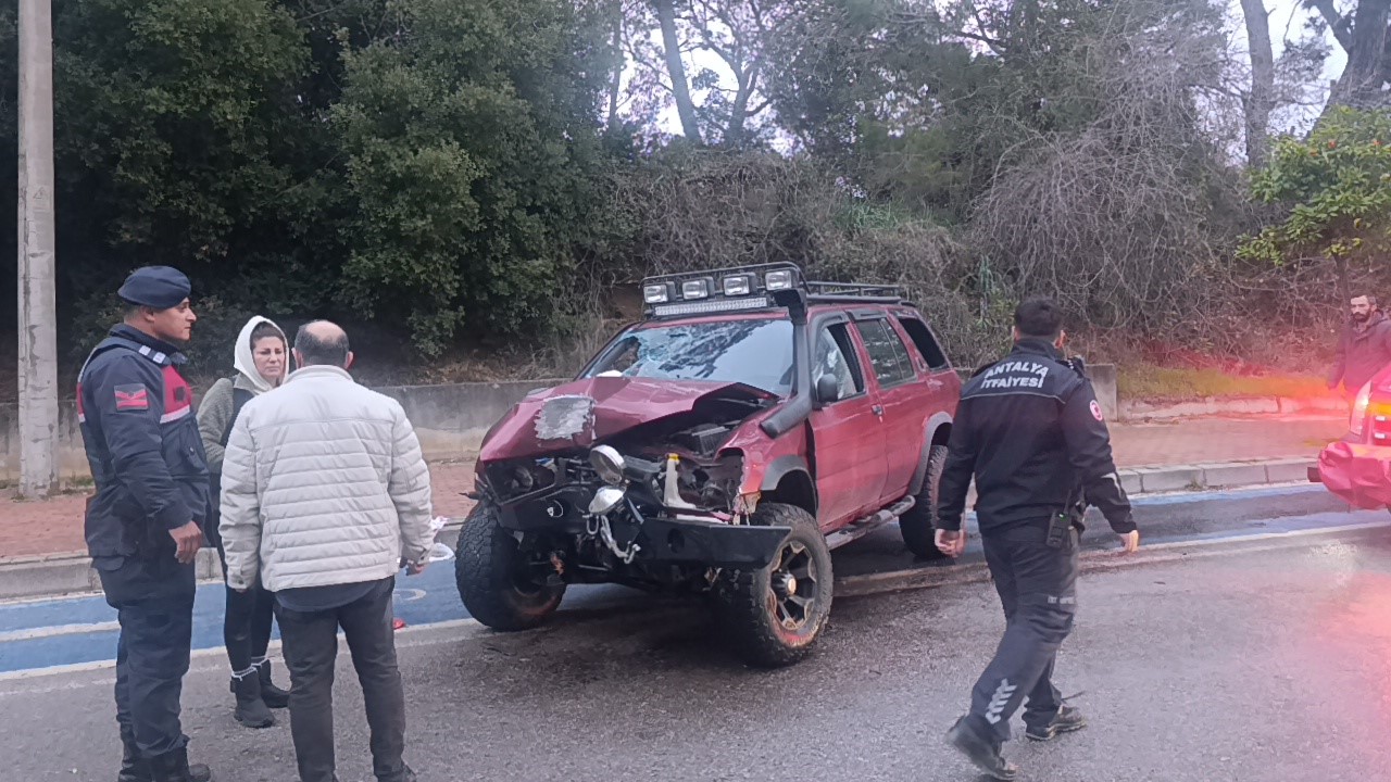 Alkollü sürücü palmiyeye çarptı: 2 yaralı
