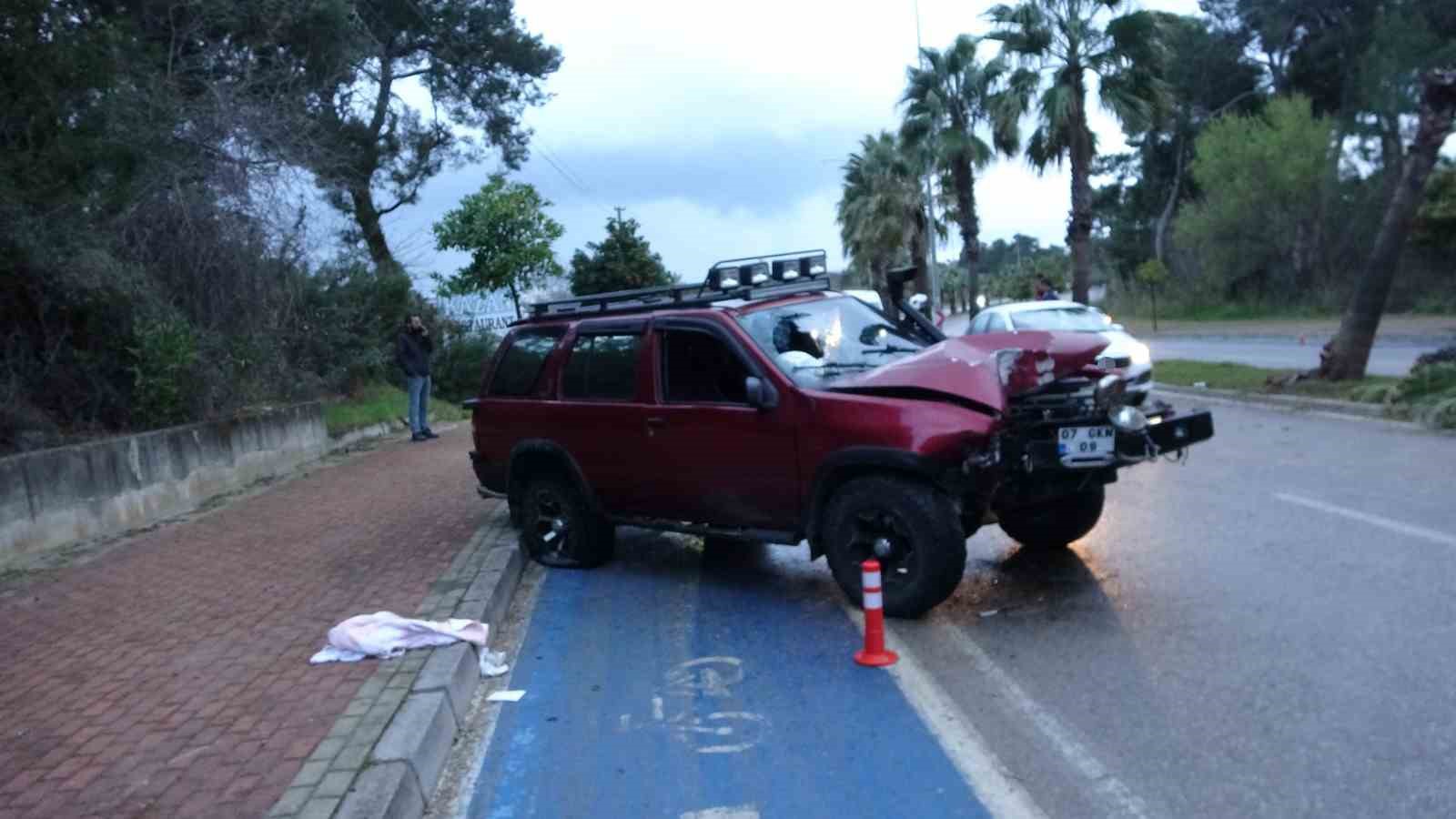 Alkollü sürücü palmiyeye çarptı: 2 yaralı
