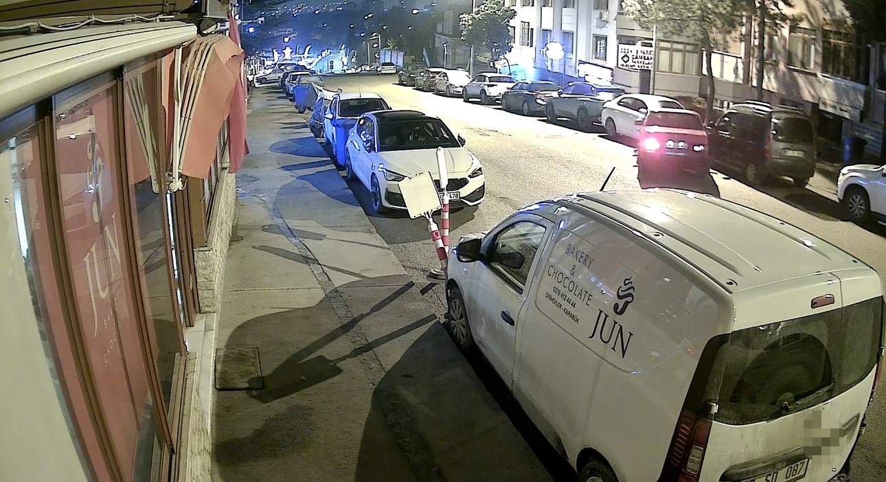 Alkollü sürücü park halindeki 5 araca çarpıp kaçtı
Alkollü sürücü park halindeki 5 araca çarpıp kaçtı