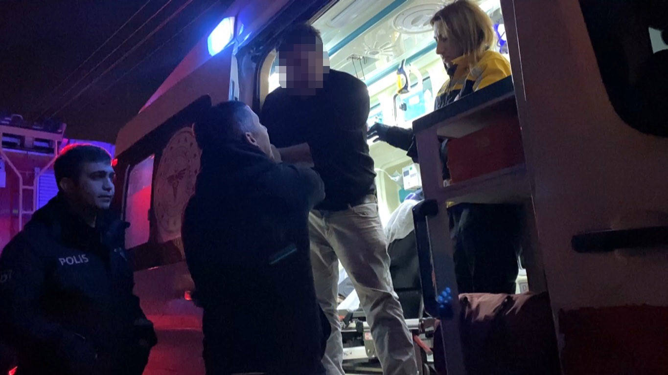 Alkollü sürücü polislerden polis istedi: "Emniyeti arayın buraya polis ekipleri gelsin"
Alkollü sürücü polislerden polis istedi: "Emniyeti arayın buraya polis ekipleri gelsin"