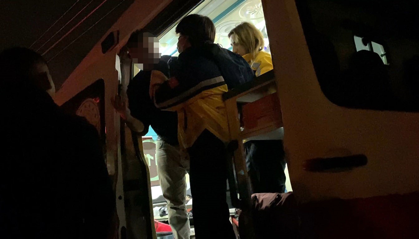 Alkollü sürücü polislerden polis istedi: "Emniyeti arayın buraya polis ekipleri gelsin"
Alkollü sürücü polislerden polis istedi: "Emniyeti arayın buraya polis ekipleri gelsin"